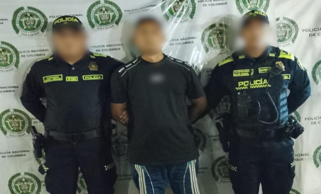 dos uiformados con una persona capturado por el delitode violación de habitación ajena, en hechos ocurridos en el barrio Nariño