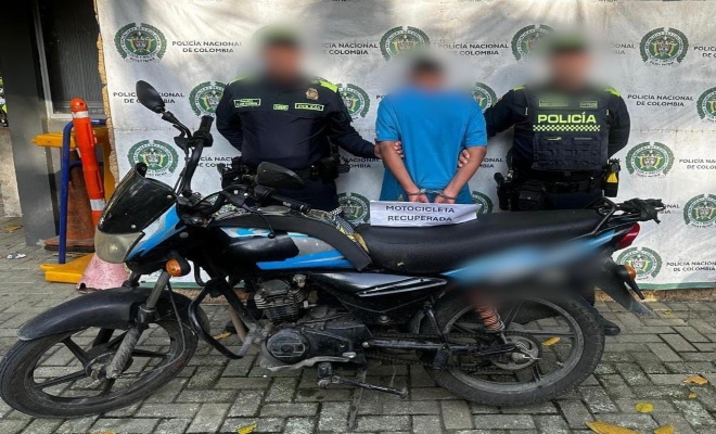 Dos policías, un capturado por el delito de hurto y una motocicleta recuperada 