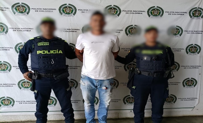 dos uniformados con una persona  en calidad de capturado por el delito de lesiones personales, 