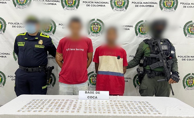 Dos funcionarios policiales y dos personas capturadas por el delito de trafico de estuperfacientes