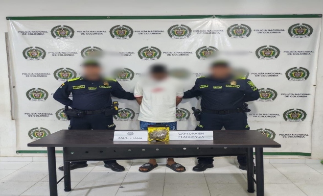 dos uniformados de la Policía Nacional en san jerónimo de montería con una persona capturada por el delito   de tráfico, fabricación o porte de estupefacientes.