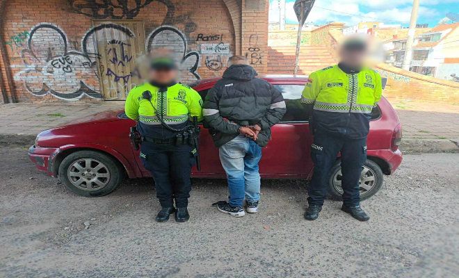 Dos policías con un capturado y un vehículo recuperado