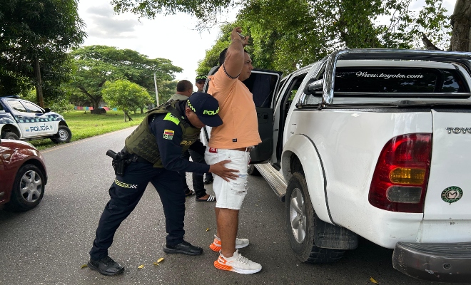 Un policia registrando a un ciudadano 