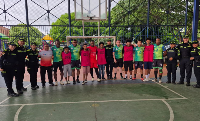 Reunidos uniformados y jugadores previo al encuentro deportivo