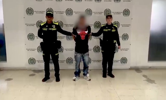 dos policías y un capturado en el centro 