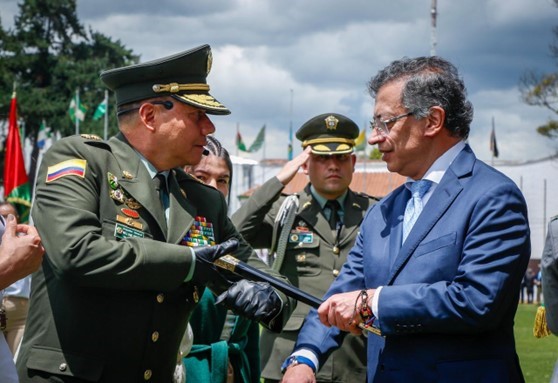 Señor Presidente de la Republica de Colombia junto con el nuevo Director General Señor Presidente de la Republica de Colombia junto con el nuevo Director General