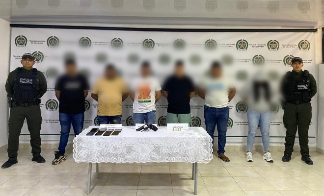 dos uniformados con seis personas capturadas por el delito de extorsi&oacute;n