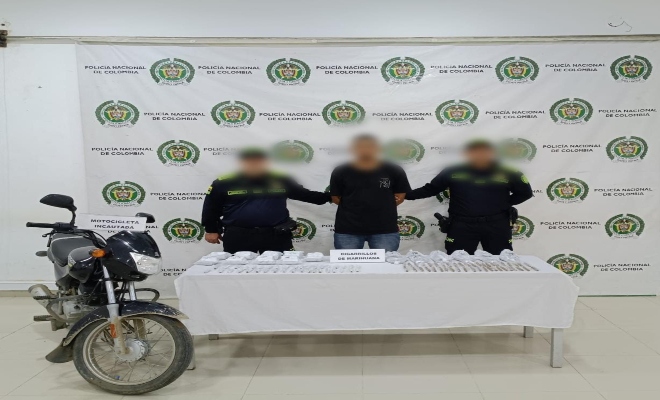 dos uniformados de la Policía Nacional con una persona en calidad de capturado por el delito Trafico, fabricación o porte de estupefacientes 