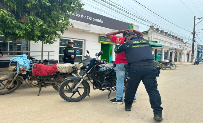 un uniformado de la polic&iacute;a nacional realizando registro a personas