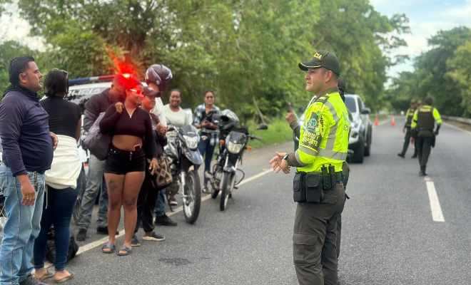 tres uniformados  de la seccional de transito y transporte de la metropolitana san jerónimo de Montería Brindan Concientización de seguridad vial