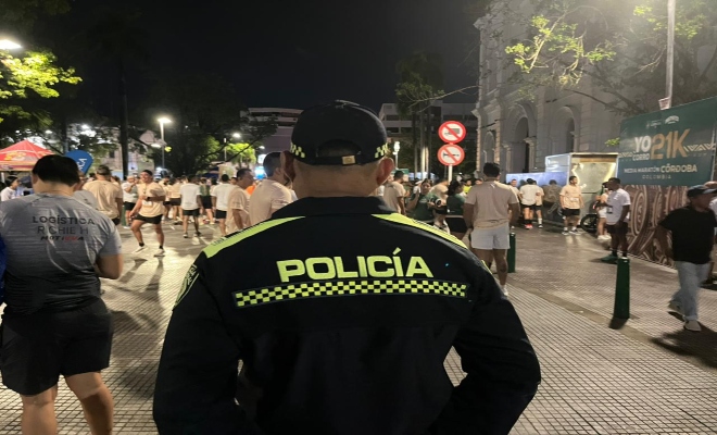un uniformado de la Policía nacional se encuentra de servicio en la media maratón ruta del jaguar  