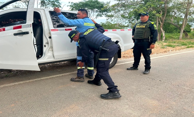 dos uniformados de la Policía nacional realiza registro a persona