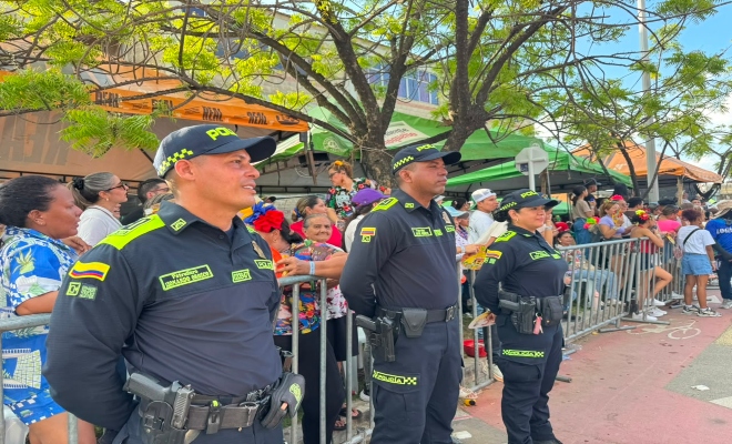tres uniformados prestado servicio de seguridad en la feria nacional  de la ganadería en su gran parada folclórica  