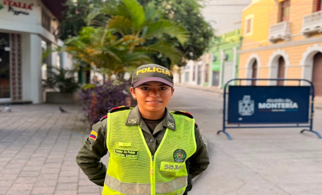 una  funcionaria de la policía   en servicio bicirruta avenida primera 