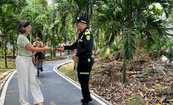 Uniformado policial saludando a una ciudadana en actividades preventivas en la Ronda del Sin&uacute;