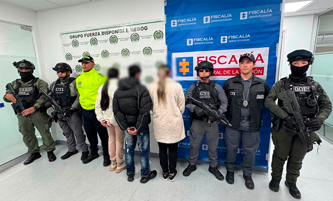 Personas capturadas por los delitos de lavado de activos y enriquecimiento ilícito, son custodiadas por la Policía Nacional.