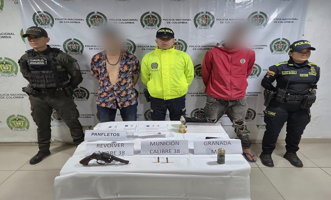 Tres polic&iacute;as, dos capturados con armas de fuego y material explosivo