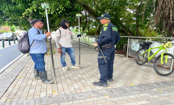 Un uniformado realizando actividades de prevención en vía publica