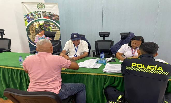 Un hombre policía realizando su declaración