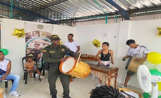 Un policía con un instrumento musical.