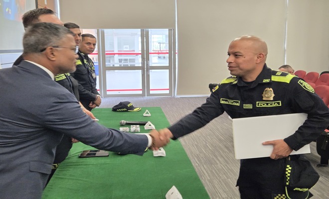 Un policía recibiendo su diploma