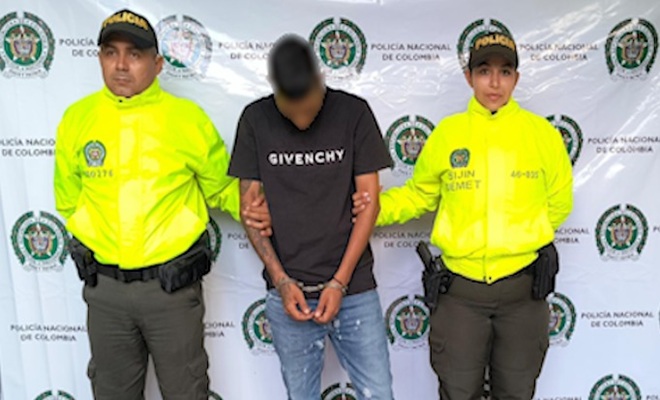 Un capturado custodiado por dos uniformados de la SIJIN