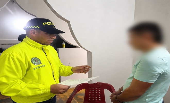 Un policía leyendo derechos del capturado a un ciudadano