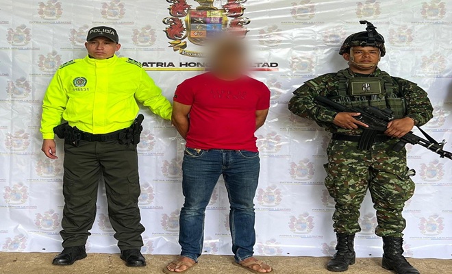 Un policía, un capturado y un uniformado del Ejército