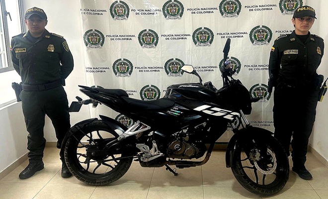 Dos policías y una motocicleta recuperada