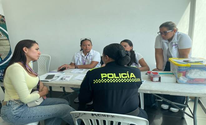 Una mujer policía realizando su declaración