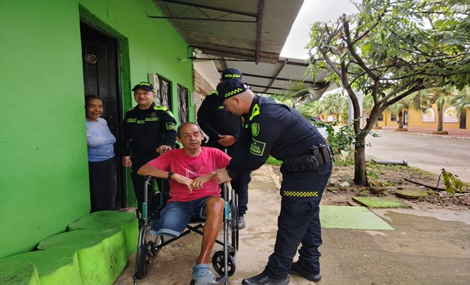 Una pareja de la tercera edad y tres policías