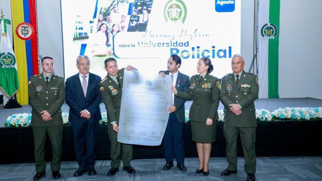 Director General de la Polic&iacute;a Nacional, Viceministro de Educaci&oacute;n, Directora de Educaci&oacute;n Policial y Altos Mandos Institucionales, durante la exhibici&oacute;n del pergamino de proclamaci&oacute;n que oficializa la creaci&oacute;n de la Universidad Policial.