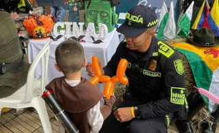 Foto_de_policías_compartiendo_con_niños_durante_la_celebración_del_Día_Dulce.