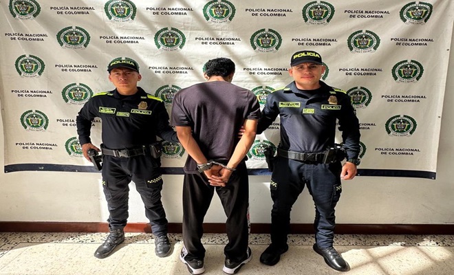Hombre capturado por el delito ataque al servidor público custodiado por dos funcionarios de la Policía Nacional