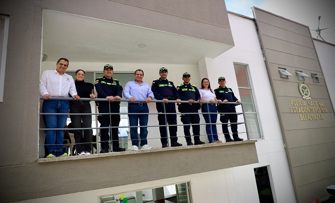 El comandante de departamento esta junto a la secretaria de gobierno del departamento en la fachada de la estaci&oacute;n de polic&iacute;a 