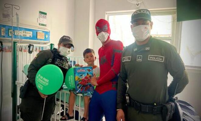 Entrega de globos a niños y familias durante visita al centro asistencial.