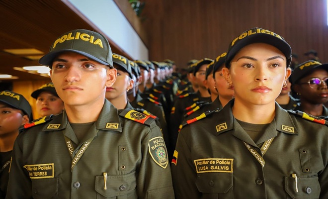 varios auxiliares de policía  en un auditorio