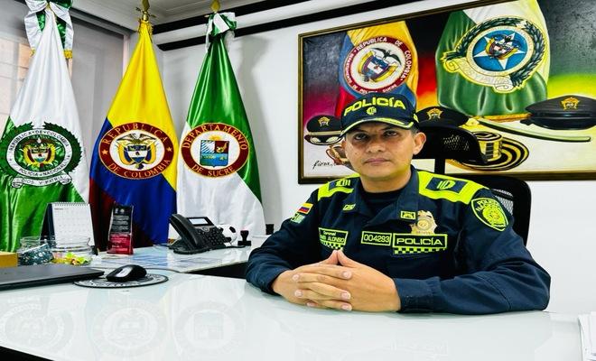 Coronel Aimer Fredy Alonso Triana Comandante Departamento de Policía Sucre sentado en su escritorio