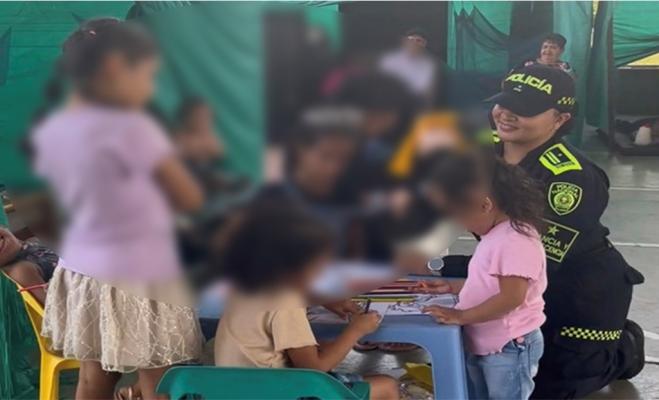 niños_jugando_con_policias