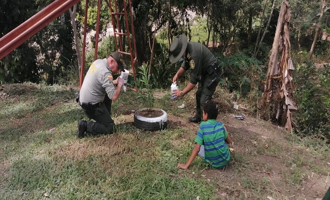 Comunidad y Policía se unen para embellecer el parque del corregimiento 