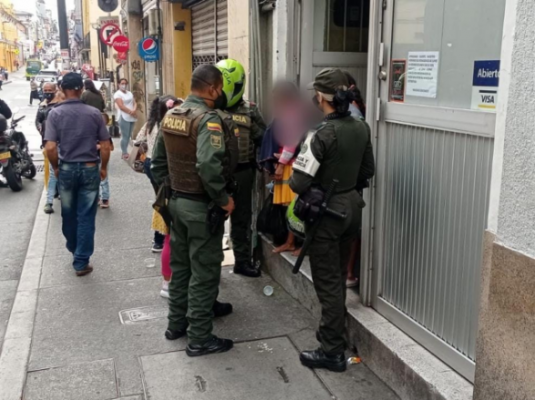Comprometidos con el bienestar de los niños y niñas Policías dando recomendaciones