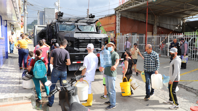 Escuadrón móvil antidisturbios (ESMAD) llegó con agua a Villamaría Se distribuyeron 30.000 litros de agua