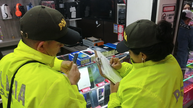 2 personas capturadas y 21 equipos móviles incautados  2 personas capturadas y 21 equipos móviles incautados en seis establecimientos de comercio