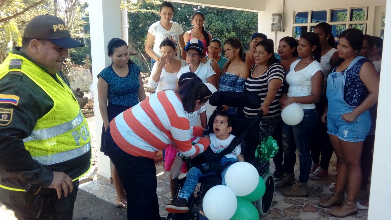 Alejandro Diaz feliz por su silla de ruedas