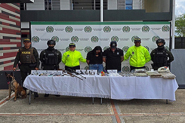 Funcionarios de la SIJIN durante allanamiento con personas capturadas y elementos incautados