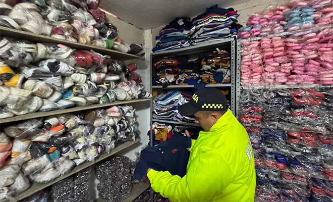 policia revisando mercancías decomisadas