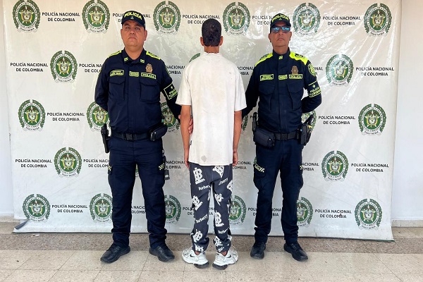 Dos uniformados de la Polic&iacute;a custodian a un adolescente aprehendido 