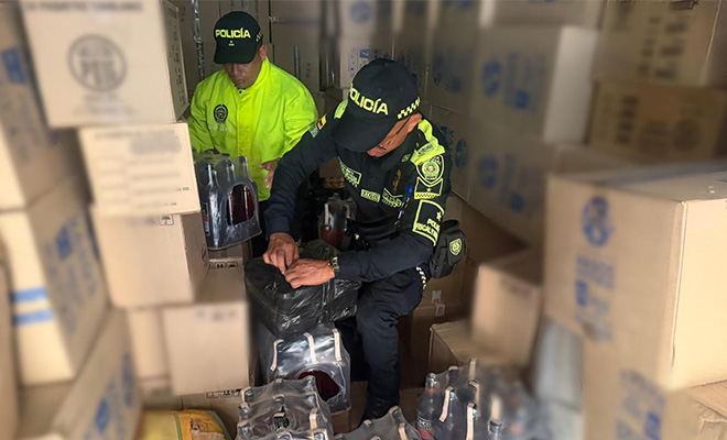 policías revisando mercancía incautada 