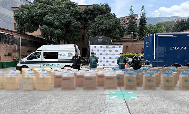 4 Policías custodiando cigarrillos incautados
