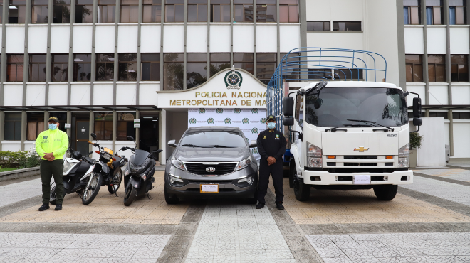 Resultados en la ofensiva contra el hurto Vehículos recuperados- policías custodiando